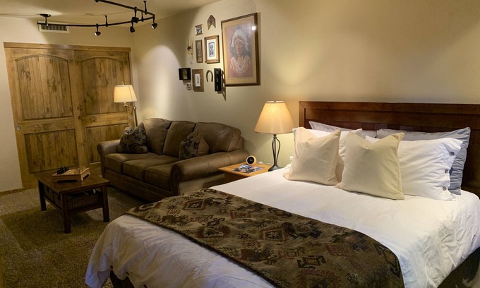 Shadow Mountain Apartment | Elden View Hideaway - quiet street, close to trails