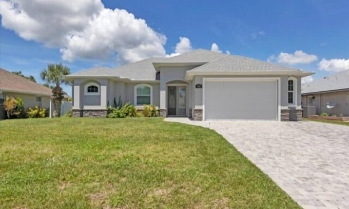 Englewood East House | Elegance in Englewood - Beautiful Pool home with views of Lake Van