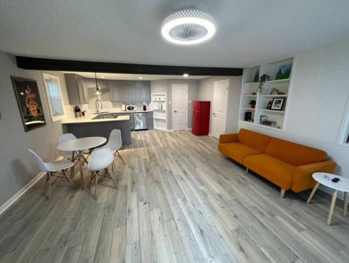 Neartown Cabin | Elegant 1 Bdr-Montrose_ Siena @The Italian Plaza