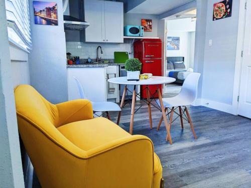 Neartown Cabin | Elegant 1 Bed Montrose - Venice @ Italian Plaza