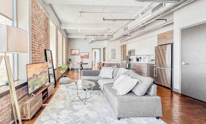 Downtown Dallas Apartment | Elegant 2BD | DT Dallas | Sleeps 4 | Free Parking