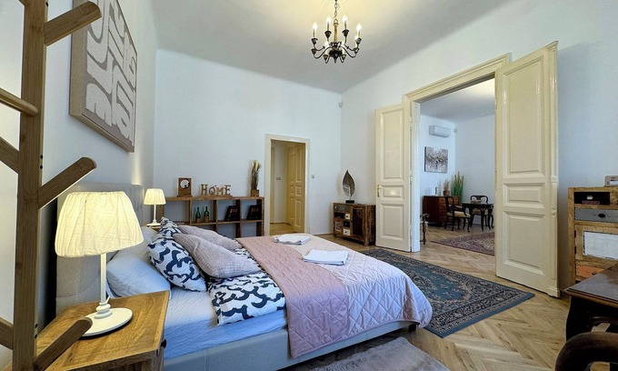 Erzsebetvaros Apartment | Elegant 2BDR 125m2 Apartment Downtown Budapest