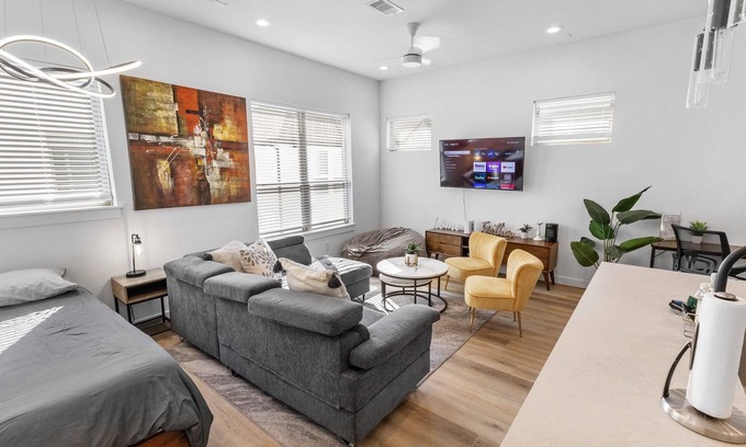 OST - South Union House | Elegant 3BR Crib Sleeps 12 Garage Gym Access