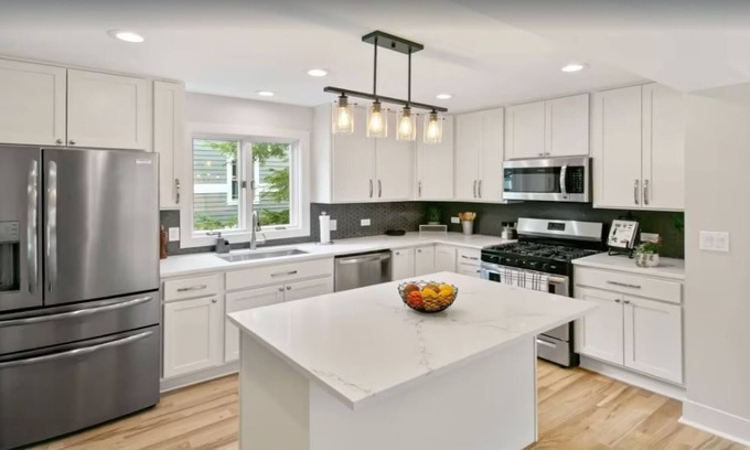 Libertyville House | Elegant 4-bedroom home with free parking