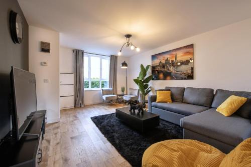 Liberton House | Elegant 4BR Home, Parking, City Centre, Sleeps7