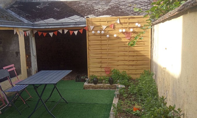 Chateaudun Cottage | Elegant and Cozy Cottage in the Heart of Châteaudun – Walk to Attractions!