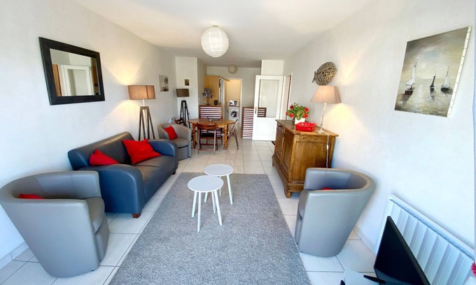 Les Sables d'Olonne Apartment | Elegant Apartment with Garage – 400m from Beach