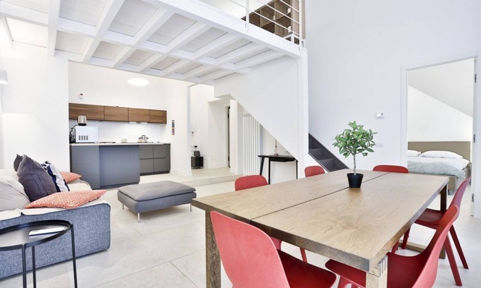 Rione Duomo Apartment | Elegant apartment able to accommodate up to 6 people with three bedrooms and two bathrooms, totally new both in the renovation and in the furnishings and with fine finishes. The accommodation is located in the central area, a few steps from the Villa Com