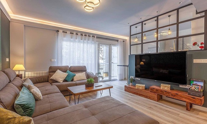Central District Condo | Elegant apartment ideal for families at 15min from Alhambra. 3 bathrooms, optional parking.