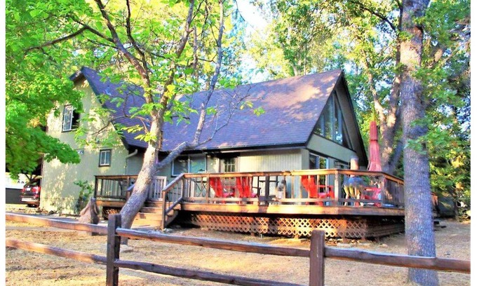 Groveland House | Elegant cabin w/WiFi, Central AC and Heating, Lovely Deck and Large Yard