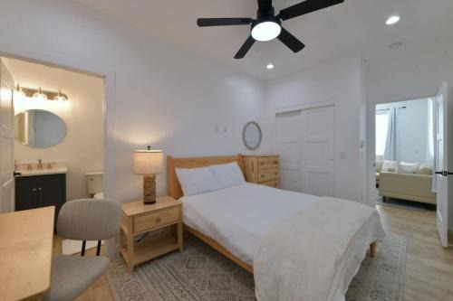 Feldman's House | Elegant Casita half Mile to UA