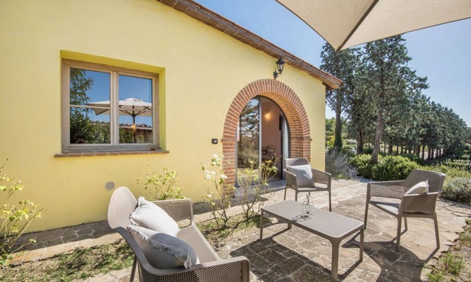 Trequanda Ski Chalet | Elegant chalet on the ground floor of approximately 80 m2 consisting of a large living room with fireplace, kitchen complete with dishwasher, microwave oven, electric oven, coffee machine, kettle, fridge and freezer.A double bedroom and a single bedroom,