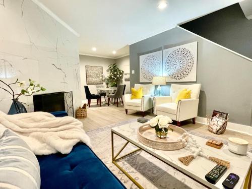Inniswold Apartment | Elegant condo Two ensuite baths with gourmet kitchen near Mall of LA & LSU Top restaurant venues
