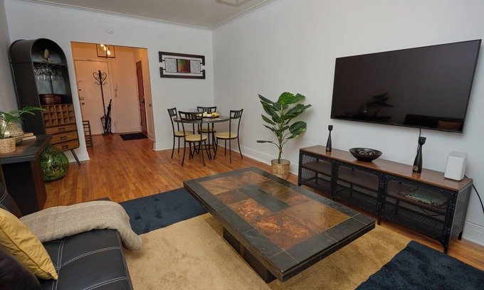 Cote-Des-Neiges—Notre-Dame-De-Grace Apartment | Elegant, discreet and spacious apartment/fast internet very close to the center