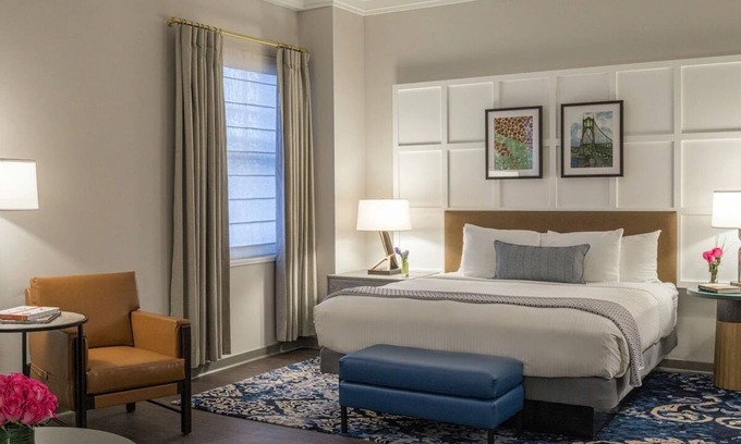 Downtown Portland Hotel | Elegant Downtown Escape: Comfy Beds & Prime Location. Minutes to Zoo & Gardens