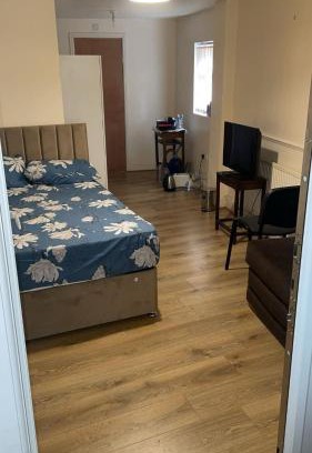 Slough Apartment | Elegant En-Suite Room for a Relaxing Stay