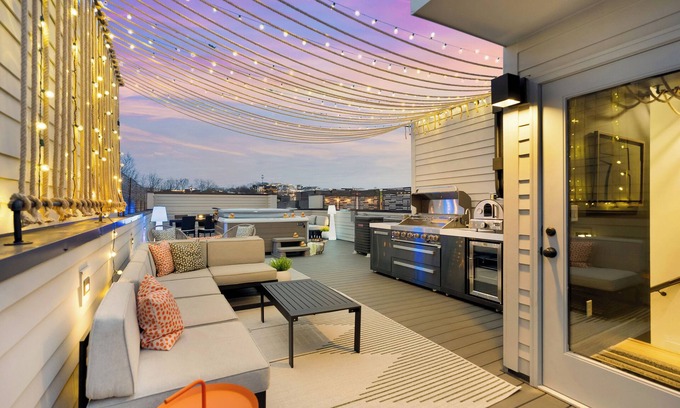 Talbot's Corner House | Elegant Escape Hot Tub 9 Beds Mins to Broadway