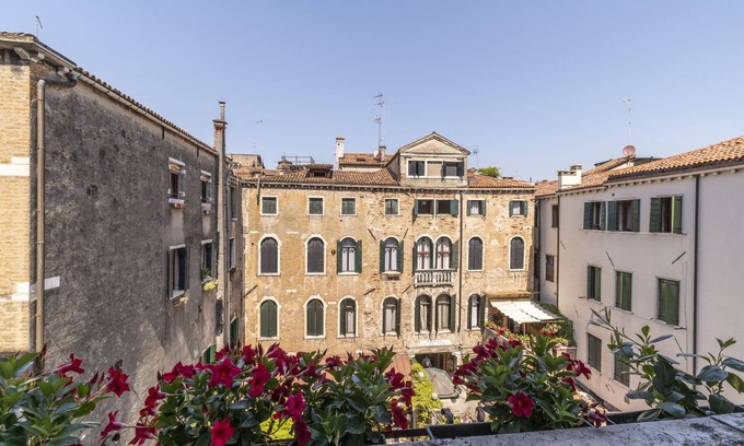 San Polo Apartment | Elegant frescoed apartment in Rialto, balcony with canal view