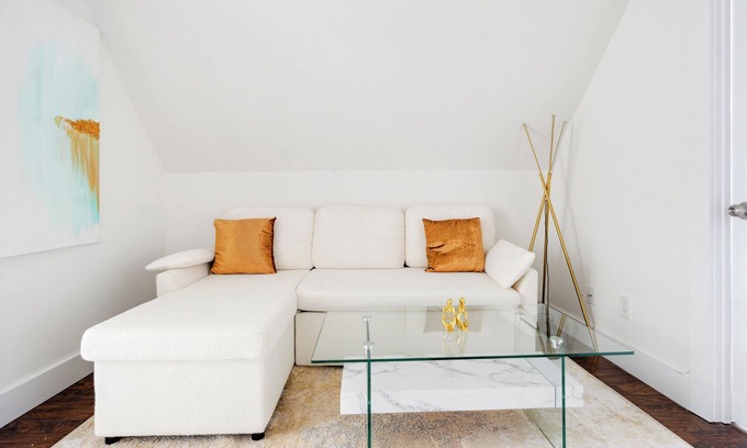 White Plains Apartment | Elegant Hideaway Free Parking
