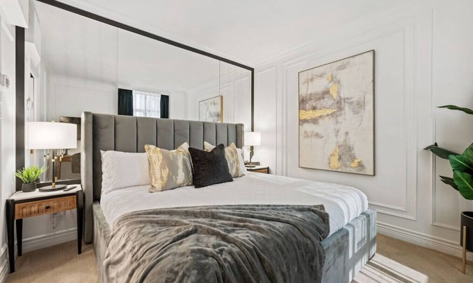Central Hotel | Elegant Luxury: 2 Bed Canada Place - Valet Parking