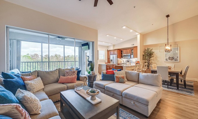Naples Condo | Elegant Naples Condo w/Golf View & Community Pool