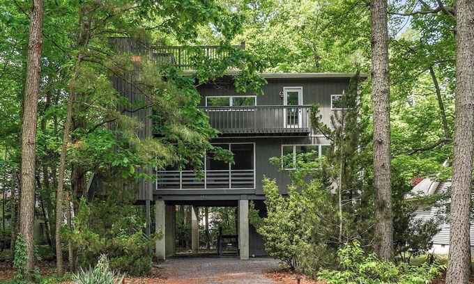 Ocean Pines House | Elegant Pet Friendly TreeTop Retreat w/decks; Close to OC beaches and pools