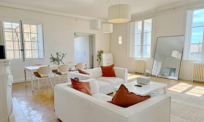 Mazarin Quarter Apartment | Elegant Rare Historic Apt Aix Center w Air conditioning Elevator and Parking