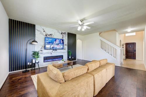 Barker House | Elegant Retreat at Katy Houston, 2330 sf, 4 Bedroom 2 and Half Baths, Game Room, King Bed, BBQ, Located near Katy Asian Town, Typhoon Waterpark