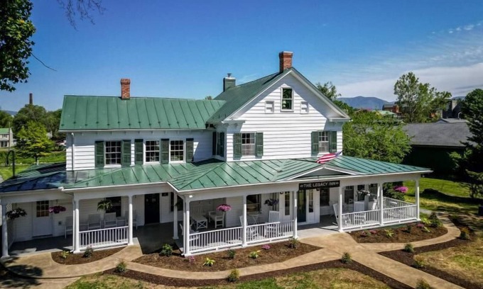 Luray Apartment | Elegant Retreat w/Vintage Charm & Modern Comforts