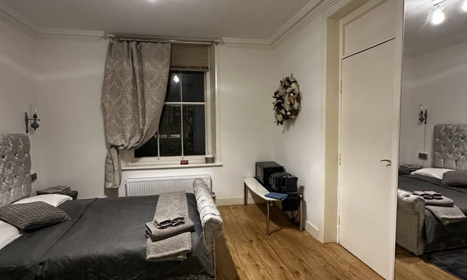 Campden House | Elegant room with bathroom, one minute from Kensington tube
