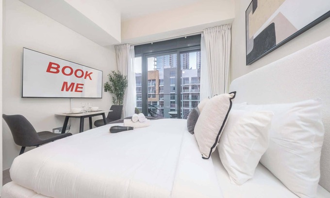 Nad Al Sheba Apartment | Elegant Studio in Meydan Sleeps 3 with Pool