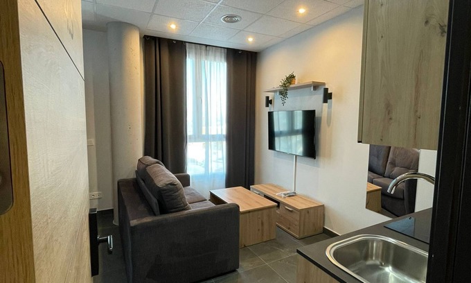 Parla Apartment | Elegant Studio with Digital Keyless Access 4.3