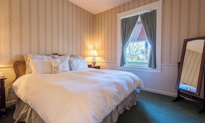 Santa Rosa Hotel | Elegant Suite Near Charles M. Schulz Museum – Perfect for Couples + Wine Lovers