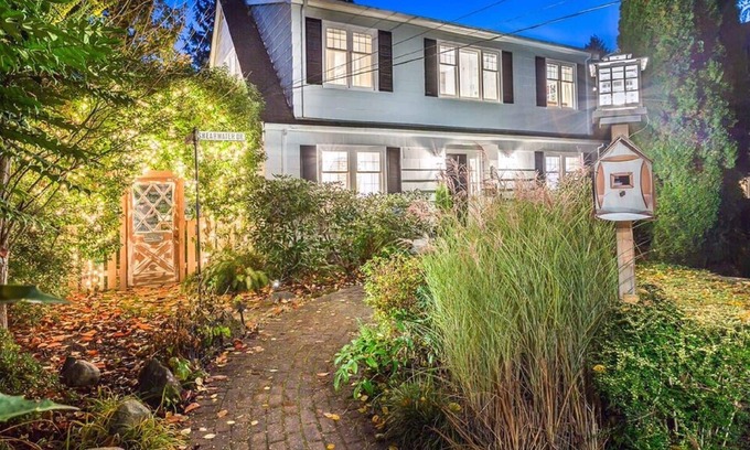 Hollyburn House | Elegant West Vancouver home, close to beach.