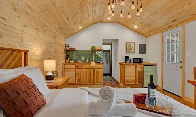 Canadensis Cabin | Elements Modern Poconos Cabin | Wi-Fi | Pets OK