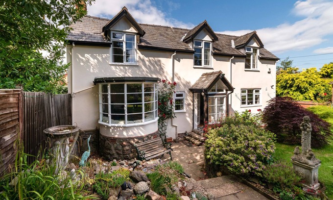 Malvern Cottage | ELERI COTTAGE, pet friendly, with a garden in Great Malvern