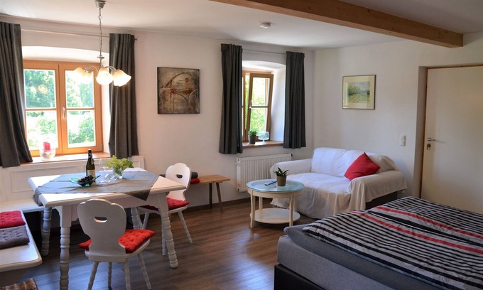 Hart Apartment | Elisabeth: 1-2 pers., 40sqm, walk-in shower, WLAN, separate garden with patio, ground floor