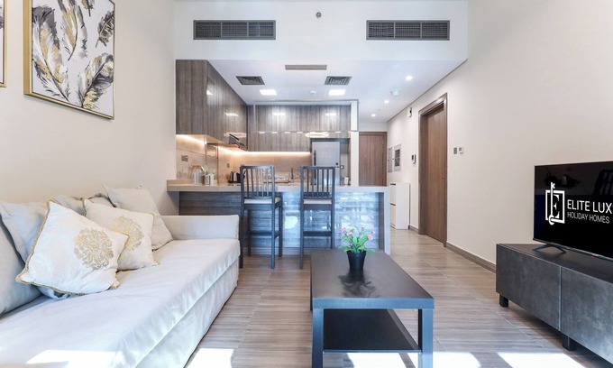 Jumeirah Lake Towers Apartment | Elite LUX Holiday Homes - Stunning Lake View 1BHK Retreat in JLT, Dubai
