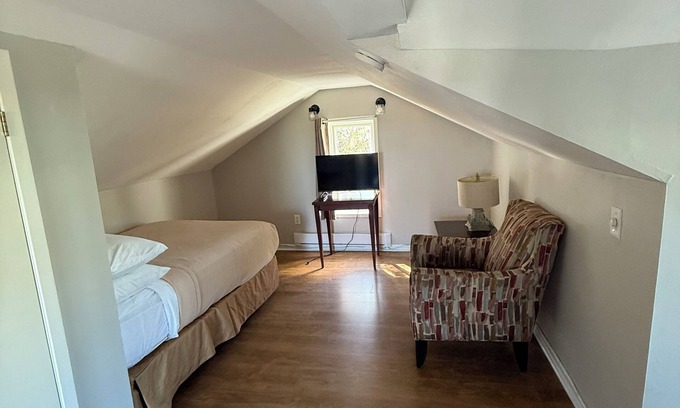Terra Nova Apartment | Elizabeth Ave Apartments - Loft Apartment