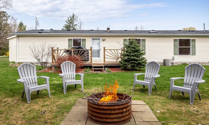 Elk Rapids House | 🌺 Elk Retreat: Newly Renovated 3BDR Vacation Home in Elk Rapids
