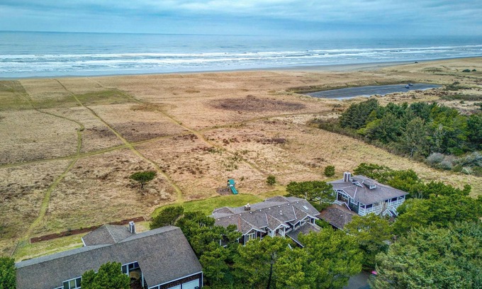 Gearhart House | Elk Ridge - Lux Oceanfront Family Retreat Hot Tub