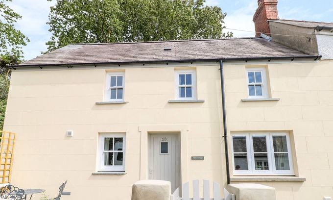 Llangwm Cottage | ELM COTTAGE, pet friendly, with open fire in Llangwm, Pembrokeshire