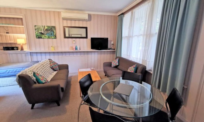 Bright Cabin | Elm Lodge Bright