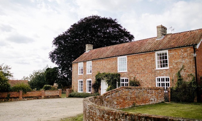 Wangford Cottage | Elms Farmhouse - sleeps 19 guests in 8 bedrooms