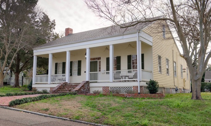 Natchez House | Elmsley Cottage | 4/3, Historic Home, Full Kitchen, Washer/Dryer