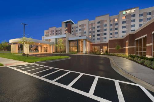Naperville Hotel | Embassy Suites by Hilton Chicago Naperville