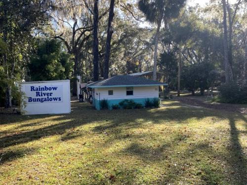 Dunnellon House | Embrace Nature in this Cottage Nestled Amidst Trees in Dunnellon, Florida