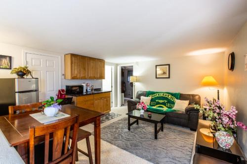 Eugene Apartment | Emerald City Studio Suite