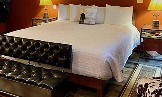Stanardsville Hotel | Empty Arms Parlor - Rm. 208