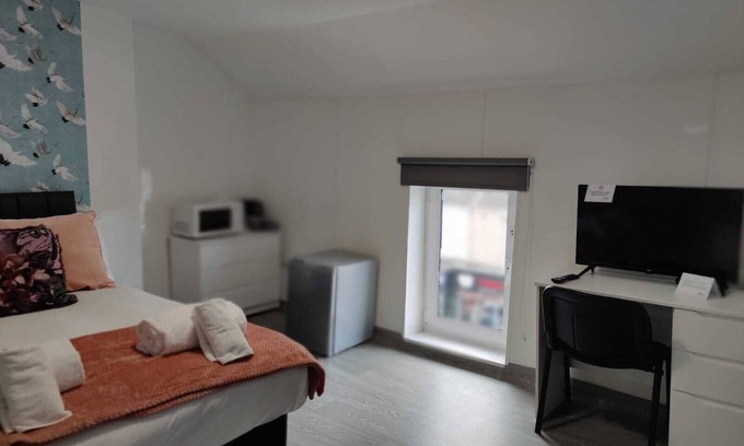 St. Thomas Apartment | En-Suite Double Room, Microwave & Fridge, Smart TV